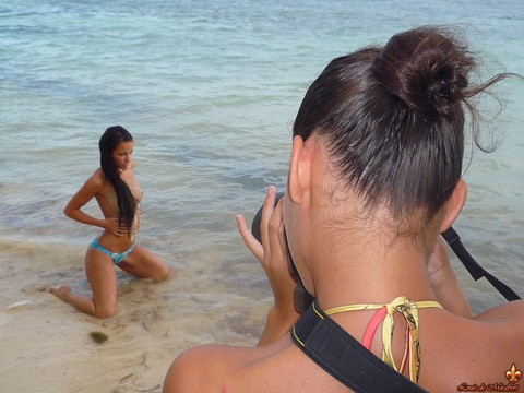 Glamour models take off their bikinis to model in the nude on a tropical beach | Фото 11