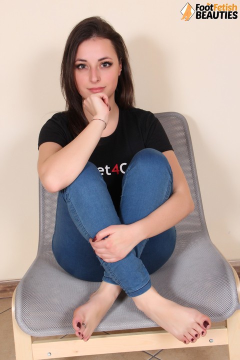 Brunette solo girl Ilaria shows her bare feet while modeling non nude in jeans | Фото 7