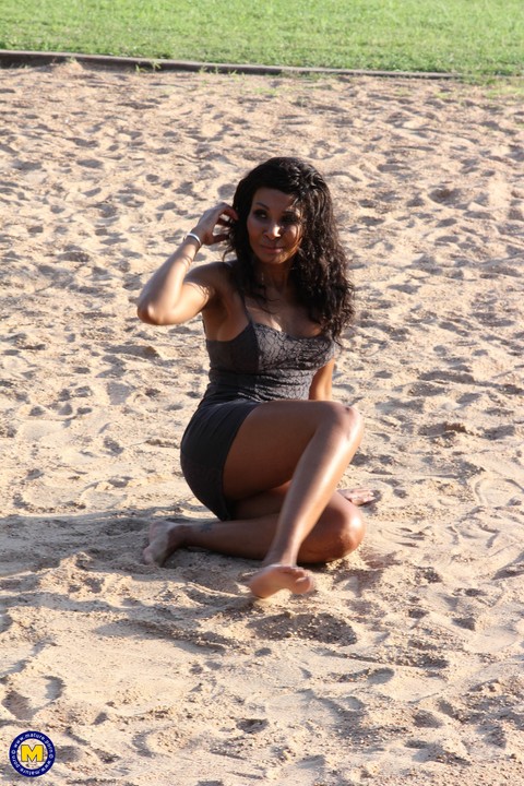 Ebony doll in tight dress Lilly Dee posing pantyless in the sand | Фото 5