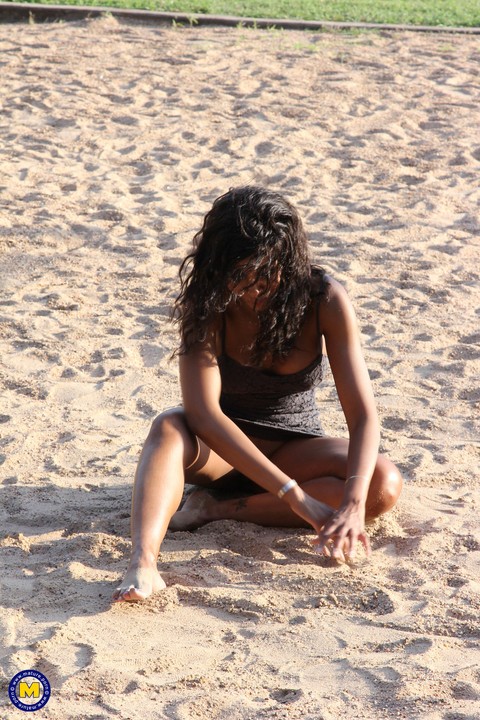 Ebony doll in tight dress Lilly Dee posing pantyless in the sand | Фото 6