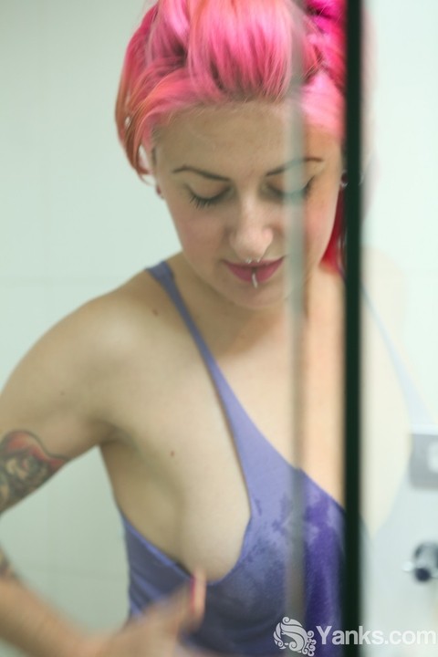 Pink haired gal with a sexy body Zahra Stardust shows her tits in the bathroom | Фото 15