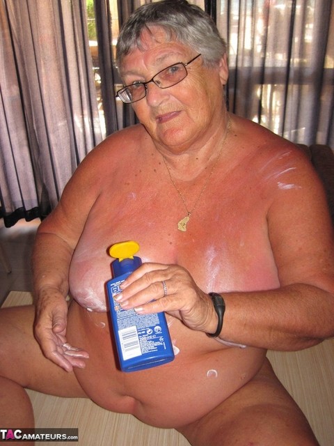 Obese old woman Grandma Libby covers her naked body in lotion | Фото 12