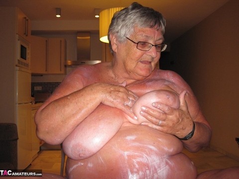 Obese old woman Grandma Libby covers her naked body in lotion | Фото 20