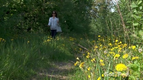 Caucasian chick Kristina pulls her pants down to take a piss on a rural path | Фото 1