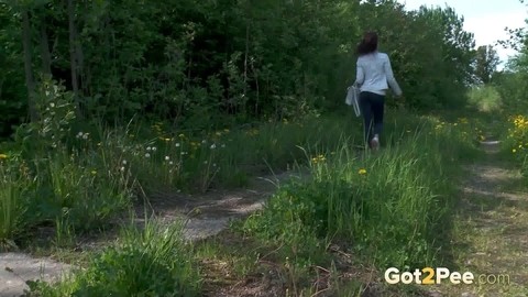 Caucasian chick Kristina pulls her pants down to take a piss on a rural path | Фото 15