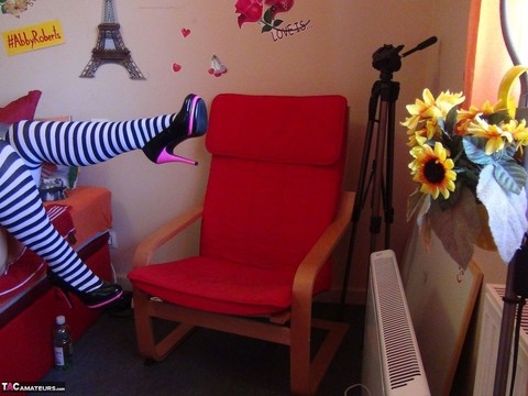 Old amateur Abby Roberts bares her tits and twat in striped thigh high socks | Фото 6