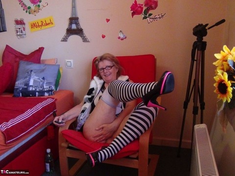 Old amateur Abby Roberts bares her tits and twat in striped thigh high socks | Фото 7