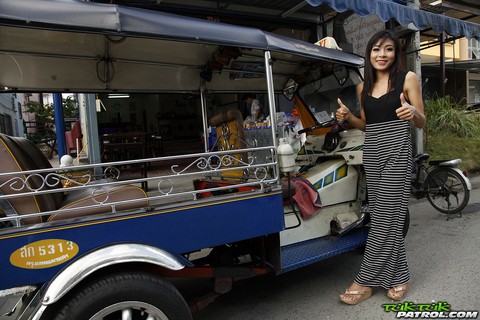 Cute Thai girl puts her yummy pussy on display after stripping naked | Фото 1