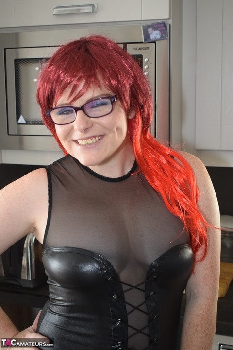 Thick amateur Mollie Foxxx sports red hair while exposing her tattooed body | Фото 1