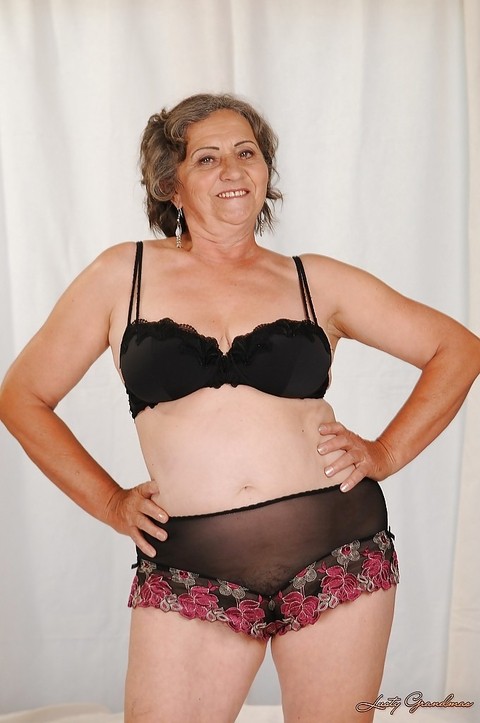 Naughty granny with fatty curves getting rid of her lingerie | Фото 5