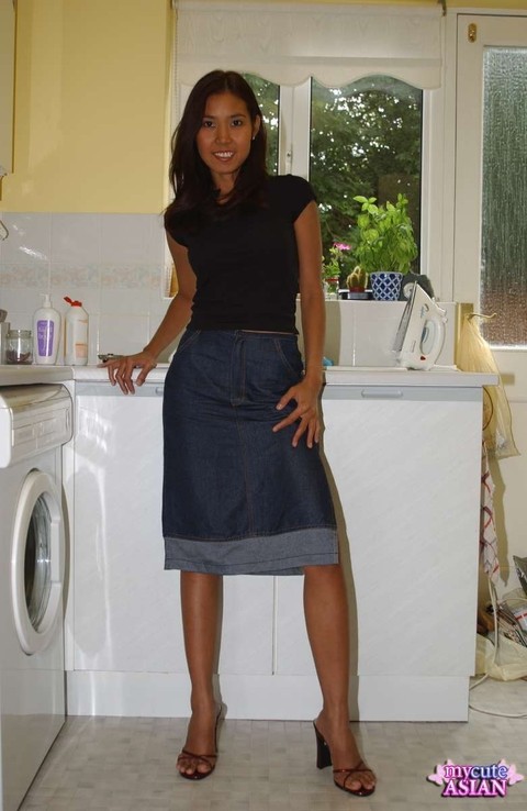 Leggy Asian amateur strips totally naked on her kitchen counter | Фото 1