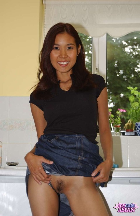 Leggy Asian amateur strips totally naked on her kitchen counter | Фото 2