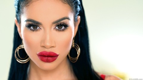 Fake titted Latina Victoria June flaunts her big red lips & flashes pussy | Фото 8