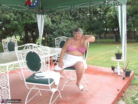 Obese British lady Grandma Libby exposes her large tits underneath a tree | Фото 11