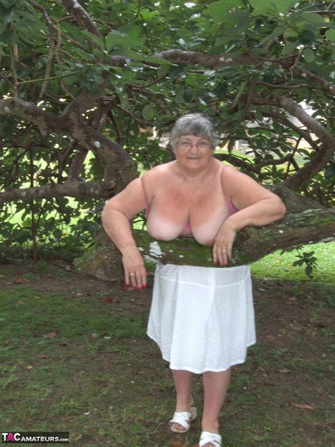 Obese British lady Grandma Libby exposes her large tits underneath a tree | Фото 19