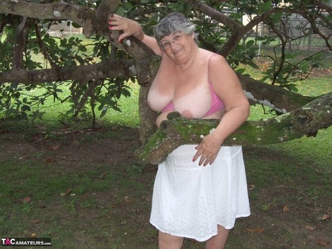 Obese British lady Grandma Libby exposes her large tits underneath a tree | Фото 20