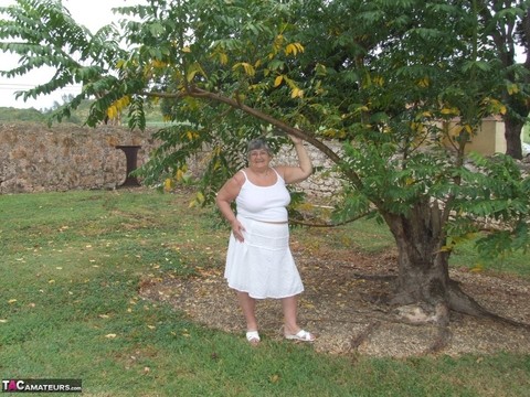 Obese British lady Grandma Libby exposes her large tits underneath a tree | Фото 3