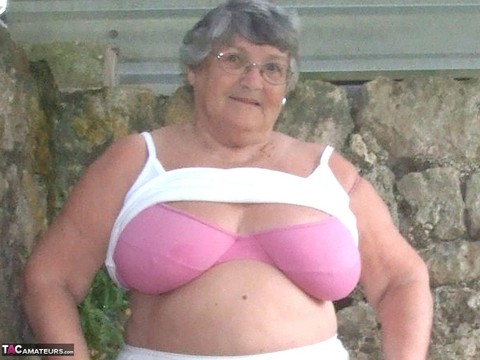 Obese British lady Grandma Libby exposes her large tits underneath a tree | Фото 4