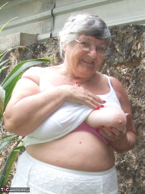 Obese British lady Grandma Libby exposes her large tits underneath a tree | Фото 7