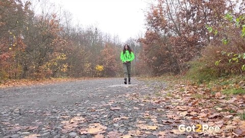 Ali Bordeaux takes a piss on a gravel path while wearing black boots | Фото 2