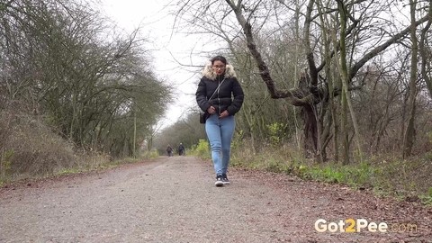 Solo girl Natasha Ink squats to pee on a country road while wearing a parka | Фото 1