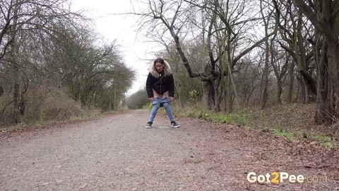 Solo girl Natasha Ink squats to pee on a country road while wearing a parka | Фото 13