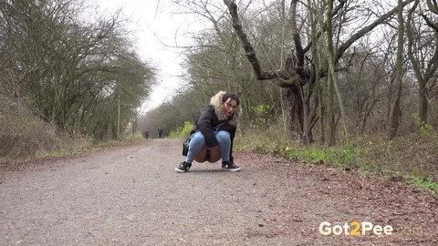 Solo girl Natasha Ink squats to pee on a country road while wearing a parka | Фото 3