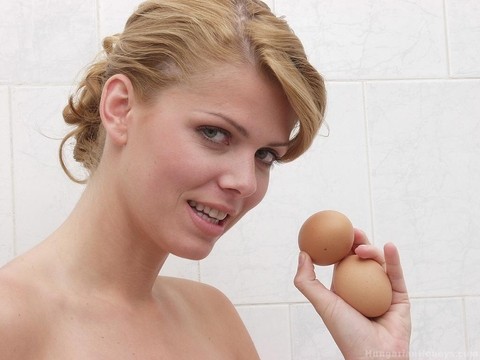 Solo girl Katalin Kiraly cracks an egg while taking a shower | Фото 2