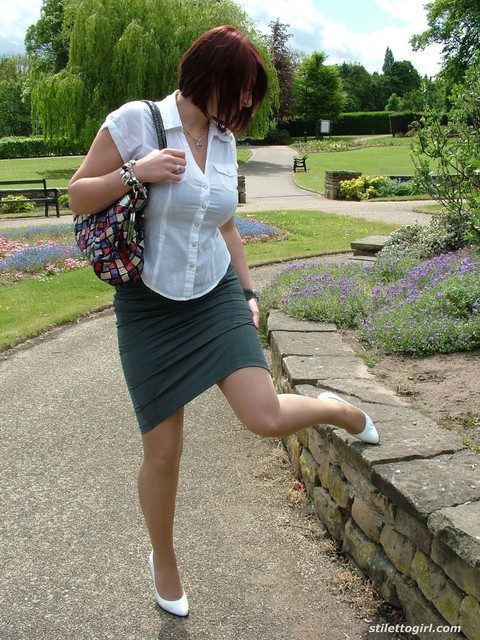 Outdoor posing of an clothed chick with long legs and tight ass Demi | Фото 6