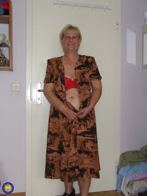 Fatty granny with saggy tits removes red lingerie and poses nude in bedroom | Фото 1