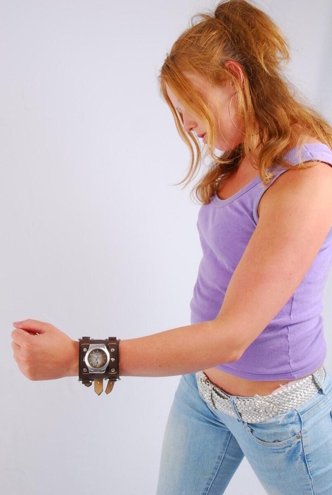 Natural redhead models a large cuff watch in a tank top and faded jeans | Фото 10