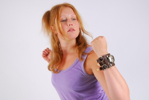 Natural redhead models a large cuff watch in a tank top and faded jeans | Фото 11