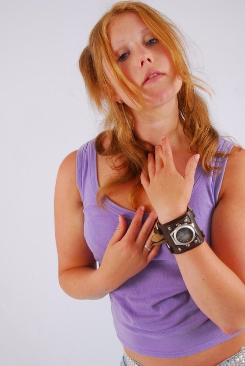 Natural redhead models a large cuff watch in a tank top and faded jeans | Фото 12