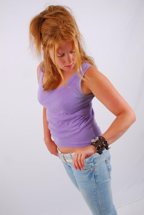 Natural redhead models a large cuff watch in a tank top and faded jeans | Фото 2