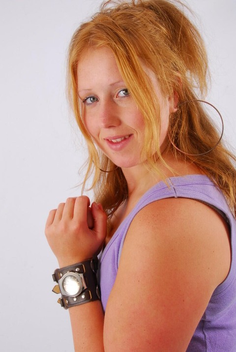 Natural redhead models a large cuff watch in a tank top and faded jeans | Фото 3