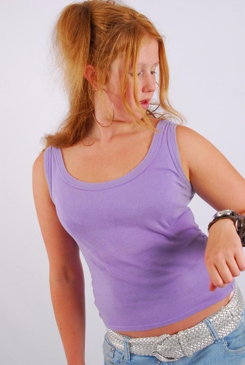 Natural redhead models a large cuff watch in a tank top and faded jeans | Фото 4