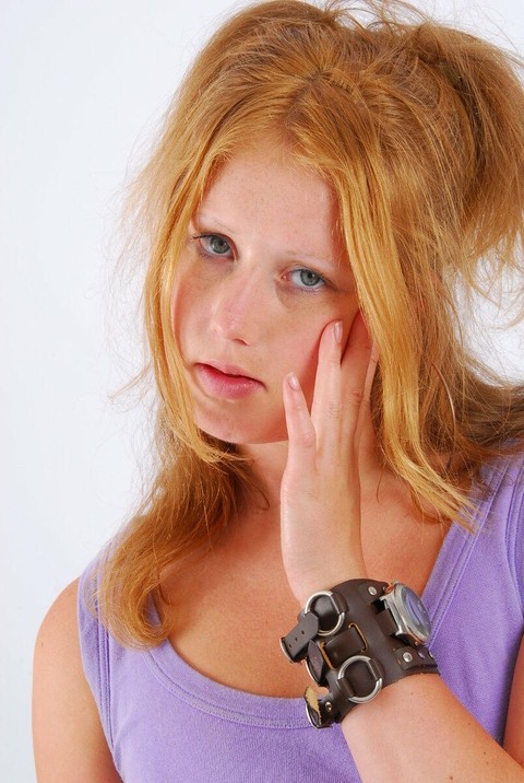 Natural redhead models a large cuff watch in a tank top and faded jeans | Фото 6