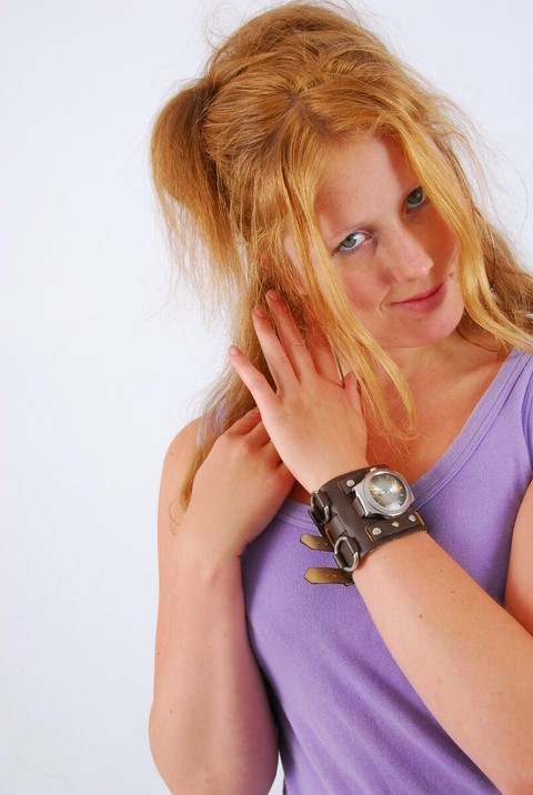 Natural redhead models a large cuff watch in a tank top and faded jeans | Фото 7