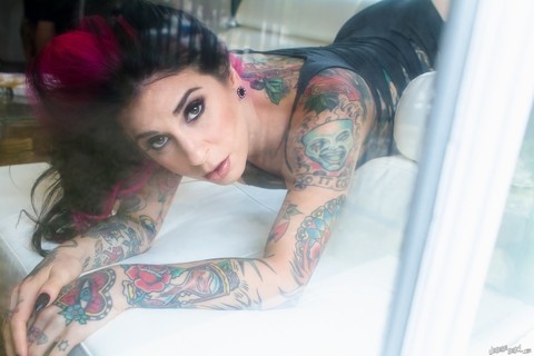 Most famous alt pornstar Joanna Angel demonstrates her inked slender body | Фото 1