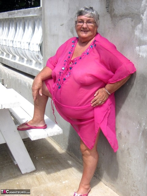 Old lady Grandma Libby exposes her morbidly obese body on a picnic table | Фото 1