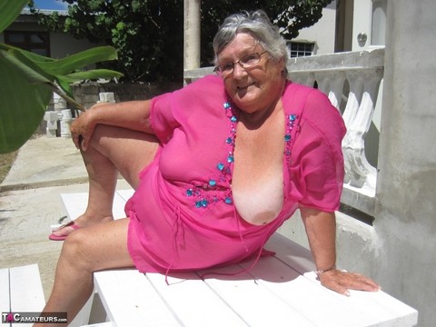 Old lady Grandma Libby exposes her morbidly obese body on a picnic table | Фото 5