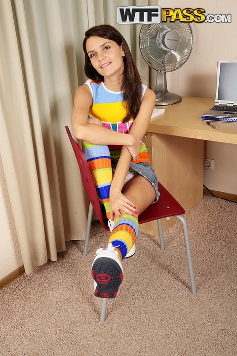 Solo girl Dasha gets naked in multi-colored knee socks and sneakers | Фото 1