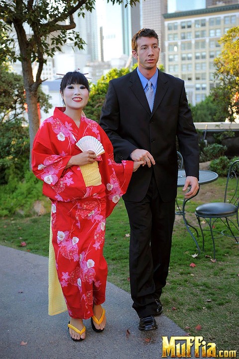 Japanese Geisha pleasures a white man she just met in a public park | Фото 3