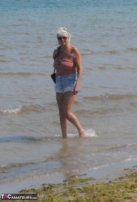 Mature granny Dimonty skinny dipping at the beach with big saggy tits hanging | Фото 19