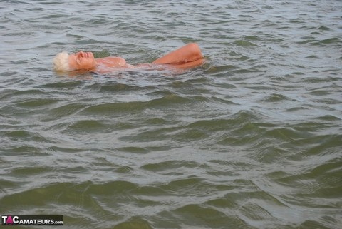 Mature granny Dimonty skinny dipping at the beach with big saggy tits hanging | Фото 8