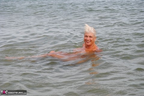 Mature granny Dimonty skinny dipping at the beach with big saggy tits hanging | Фото 9