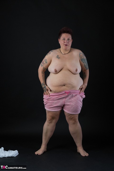 SSBBW Tattoo Girl gets completely naked for the first time | Фото 13