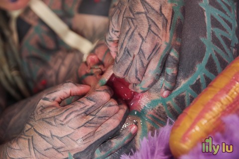 Heavily tattooed girl Anuskatzz fists her gaped asshole during solo action | Фото 7