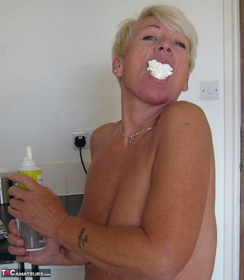 Older woman with short blonde hair Shazzy B covers her tits & twat in cream | Фото 4