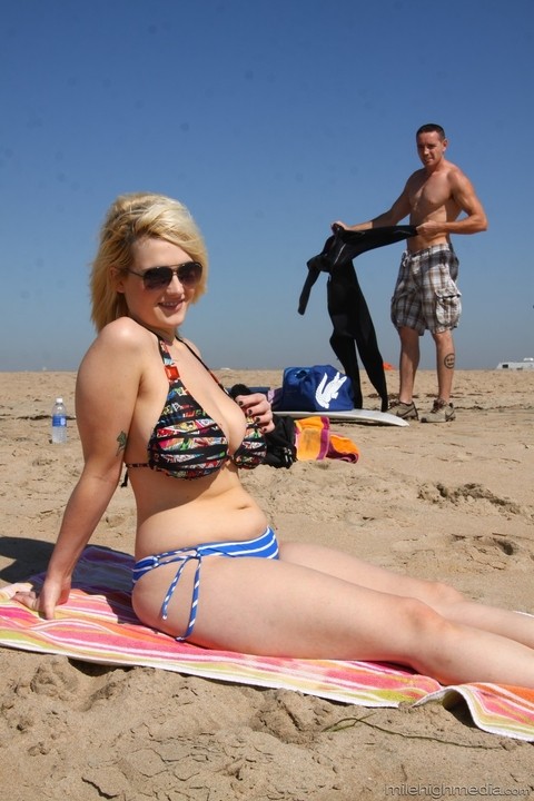 Chubby blonde sunbather Siri flaunts her big tits in a bikini on the beach | Фото 4